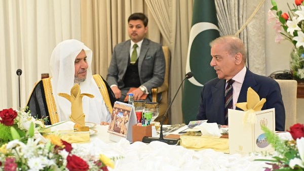 رئيس الوزراء الباكستاني يبحث مع أمين رابطة العالم الإسلامي عدد من القضايا المشتركة