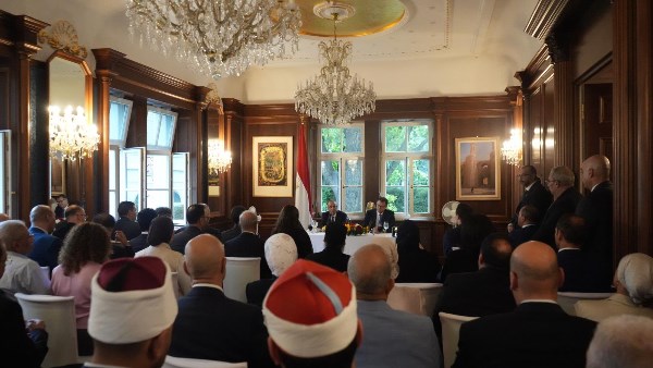 وزير الخارجية يشيد بدور الجالية المصرية في النمسا ويؤكد الاهتمام بتطوير الخدمات القنصلية