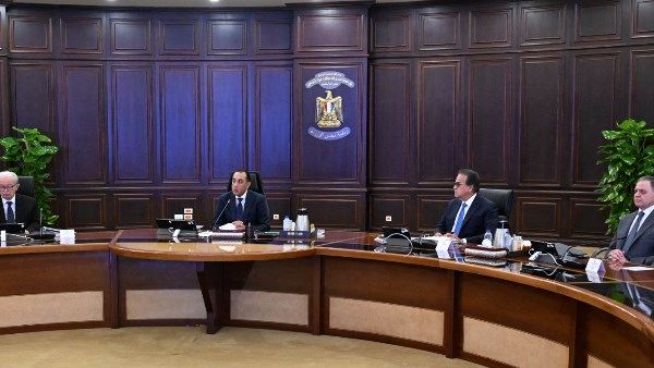 مدبولي: تكليفات الرئيس بشأن العمالة غير المنتظمة والمهن الحرة والعاملين بالخارج يتم تنفيذها بعناية