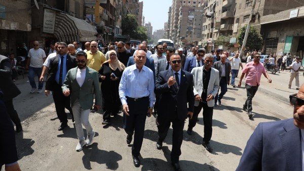 محافظ القاهرة يقود جولة مفاجئة بشارع أحمد زكي ويوجه بإجراءات حاسمة ضد مخالفات الميكروباص