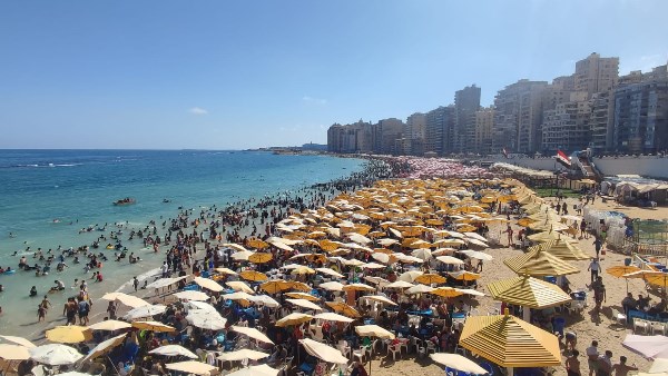 محافظ الإسكندرية: 2 مليون و150 ألف زائر يتوافدون على الشواطئ في أول جمعة بعد انتهاء امتحانات الثانوية العامة