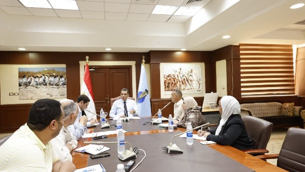 محافظ البحر الأحمر يستعرض فعاليات الدورة الرابعة للمشروعات الخضراء الذكية