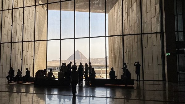 “فاينانشيال تايمز” تحتفي بالمتحف المصري الكبير في ملحقها الأسبوعي: محطة فارقة في علم المصريات