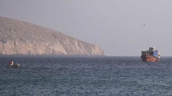 إخلاء السفينة وهروب الطاقم.. تعرض ناقلة نفط بهرمز لإصابة بجسم مجهول