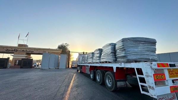 الهلال الأحمر: قافلة “زاد العزة” 237 تحمل 3,464 طنًا من المساعدات الإنسانية الشاملة