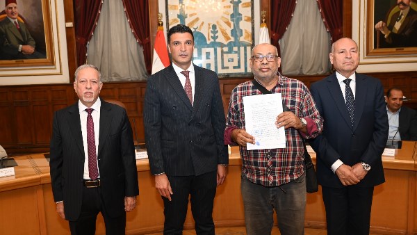 وزير الصناعة ومحافظ القاهرة يسلمان 40 عقد تقنين أوضاع لمصانع وورش شق الثعبان