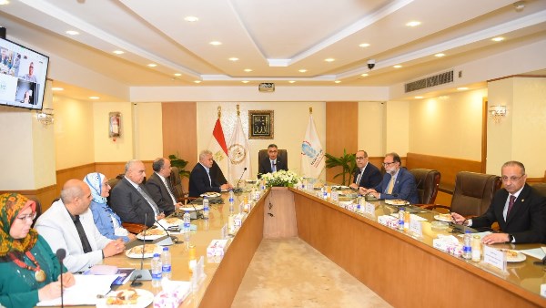 وزير التموين يستعرض خطط تطوير المنافذ والشركات التابعة لتعزيز الأمن الغذائي