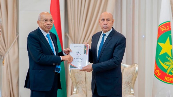 رئيس موريتانيا يتسلم وثيقة الحوار الوطني إيذانًا ببدء مرحلة جديدة من مسار التوافق