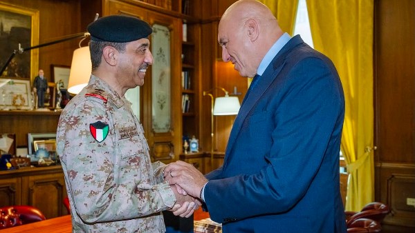 الكويت وإيطاليا تبحثان تطوير علاقات التعاون الدفاعي