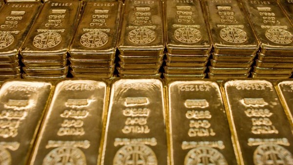 الذهب يرتفع بدعم تراجع الدولار وترقب قرار الفيدرالي الأمريكي