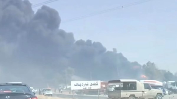 إندلاع حريق كبير على الطريق الرئيسي بين أربيل وكركوك بالعراق