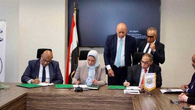 “نقل الكهرباء” توقع عقد إنشاء خط لاستيعاب طاقة الرياح بخليج السويس وجبل الزيت