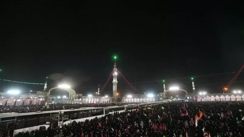 ملايين المشيّعين يؤدون الصلاة على جثمان المرشد الإيراني علي خامنئي في قم (فيديو)