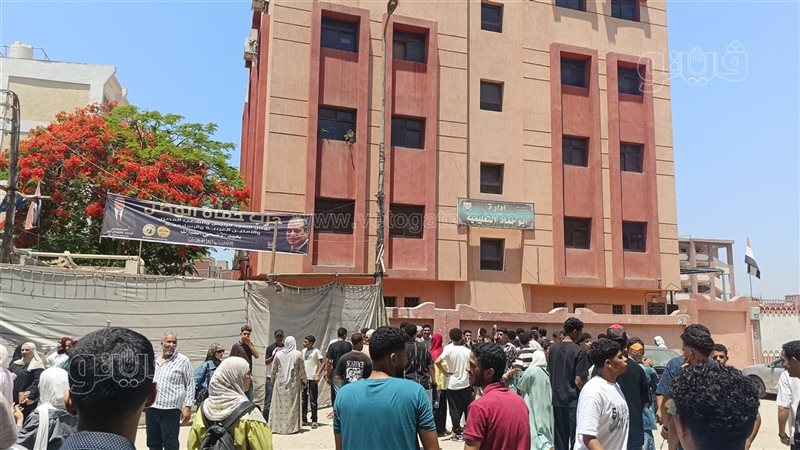 ردود فعل طلاب الثانوية بالشرقية، الكيمياء تُبكي طالبات وإشادة بالجغرافيا (فيديو وصور)