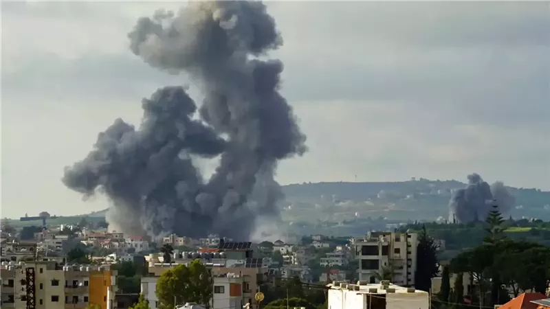 جيش الاحتلال يزعم استهداف عناصر من حزب الله في مبنى داخل المنطقة الأمنية