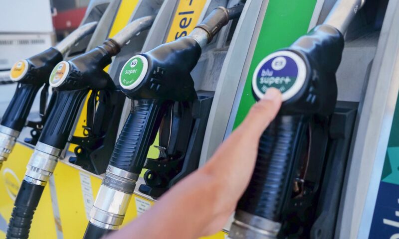 وكالة الطاقة الدولية تحذر من ضغوط على إمدادات البنزين والديزل
