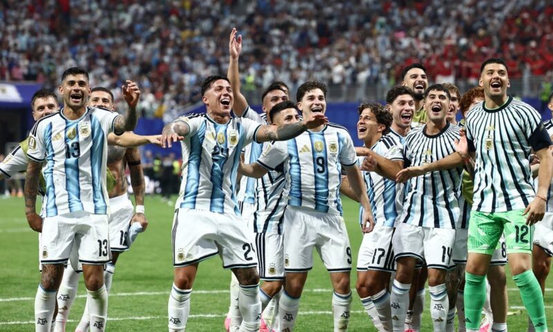 “فيفا” يرفض معاقبة الأرجنتين بعد هتافات سياسية عقب الفوز على مصر