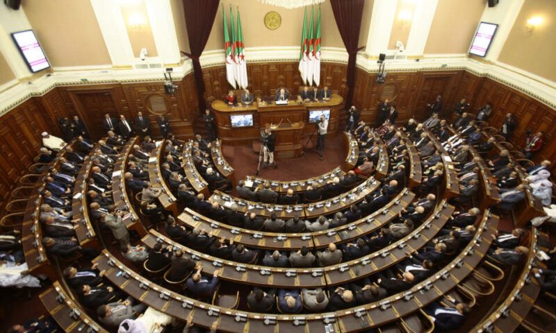 خليدة بوفدش أول امرأة تترأس البرلمان الجزائري منذ الاستقلال