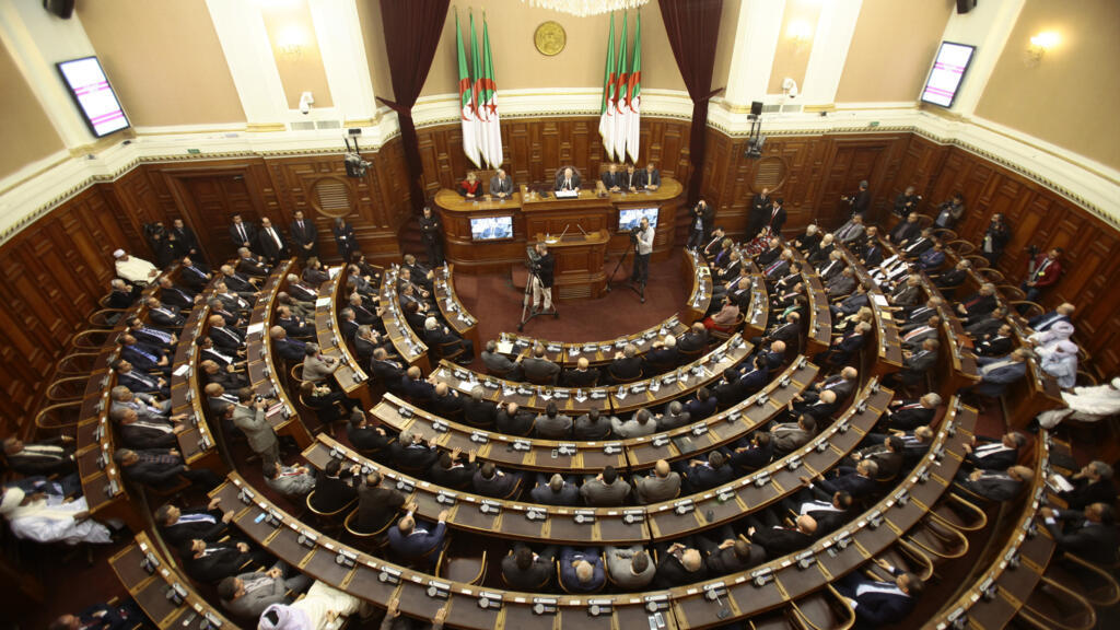 خليدة بوفدش أول امرأة تترأس البرلمان الجزائري منذ الاستقلال