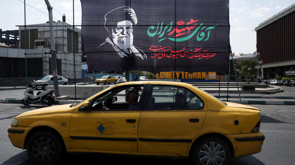 ترامب يقول إن إيران وافقت على “كل ما نحتاجه تقريبا” وطهران تحذر من أي هجوم قبل تشييع خامنئي