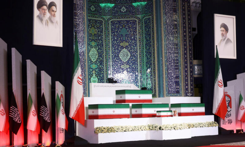 إيران: مسؤولون محليون ووفود أجنبية يحيّون نعش خامنئي قبل مراسم التشييع