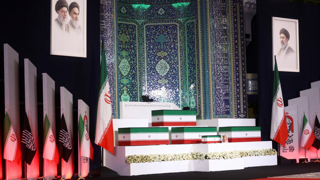 إيران: مسؤولون محليون ووفود أجنبية يحيّون نعش خامنئي قبل مراسم التشييع