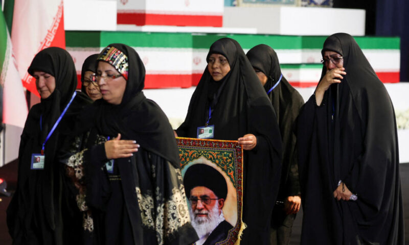 مباشر: عشرات الآلاف يشاركون في مراسم تشييع خامنئي بطهران