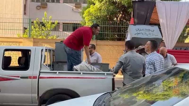 مندوبو لجان الثانوية العامة بالجيزة يتسلمون أسئلة “الفيزياء والتاريخ”