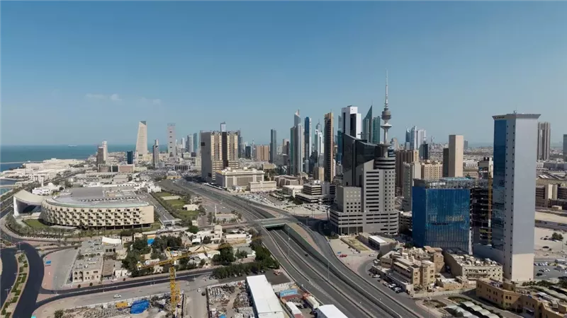 الكويت تعلن إعادة الكهرباء إلى عدد من المناطق بعد انقطاع واسع