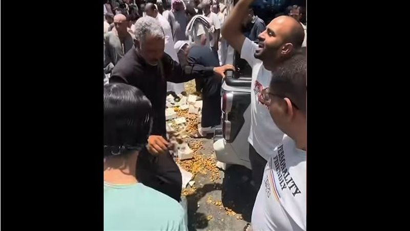 محدش ياكل حرام، مصري بالسعودية يصرخ لمنع الناس من سرقة تمر سقط من سيارة (فيديو)