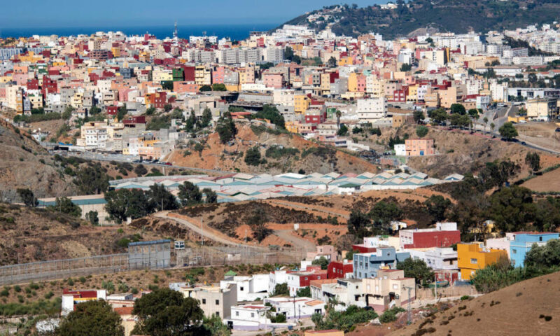 مشاهد عنف وفوضى في سبتة وإسبانيا تعلن عودة 35 ألف مهاجر طواعية إلى المغرب