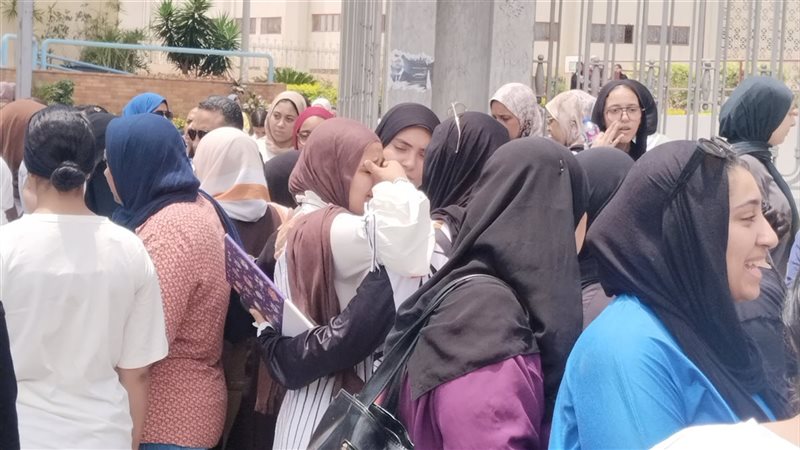 “الكيمياء عقدتنا”، صدمة وبكاء بين طلاب الثانوية العامة بالإسكندرية (فيديو وصور)