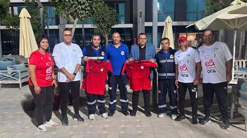 الجهاز الفني لمنتخب الشباب يكرم طاقم إسعاف مدرب الحراس