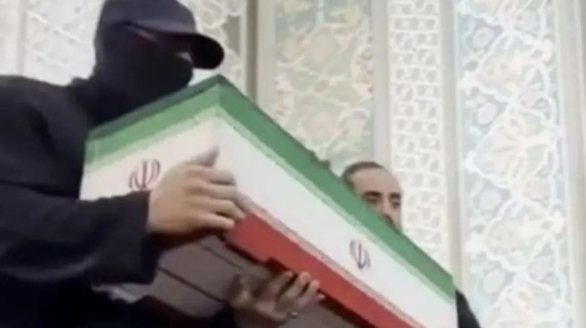 جدل الرجل المقنع في جنازة خامنئي ينتهي.. وكشف هويته