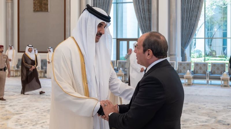 السيسي يعزى أمير قطر في وفاة الشيخ حمد بن خليفة آل ثاني (صور)