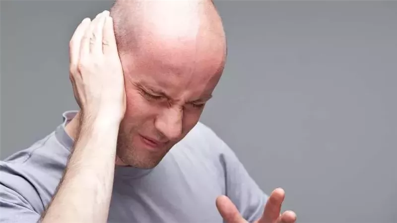 أسباب طنين الأذن وطرق التعامل معه