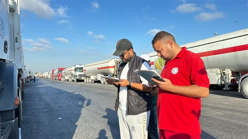 الهلال الأحمر يطلق قافلة زاد العزة 232 لدعم أهالي غزة بالمساعدات الإنسانية (صور)
