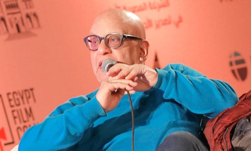 محتاج محامي شاطر.. خيري بشارة يعيد الجدل حول حق الأداء العلني