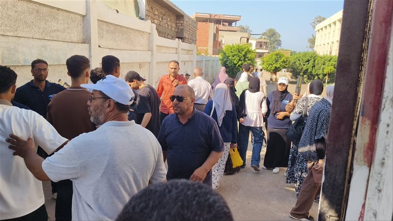 لمنع الموبايلات والسماعات، تفتيش طلاب الثانوية العامة على أبواب اللجان في الدقهلية