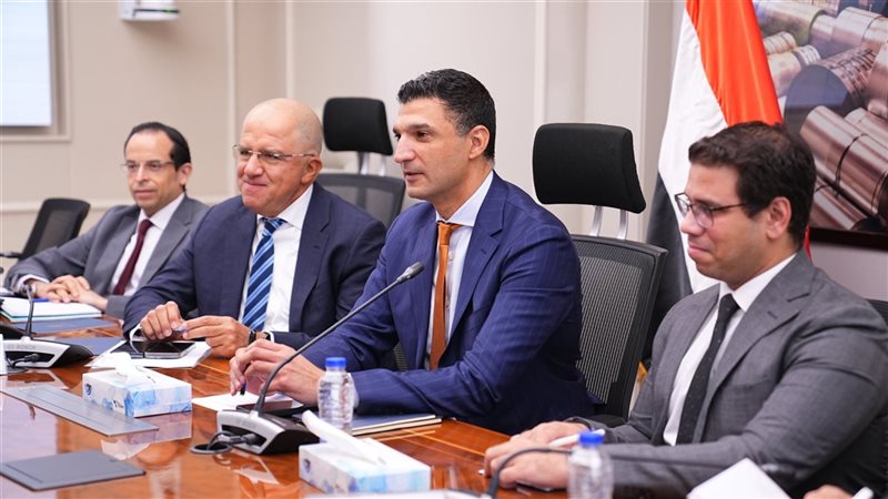 وزيرا الصناعة والعمل يبحثان سبل تعزيز التعاون لإزالة تحديات الاستثمار