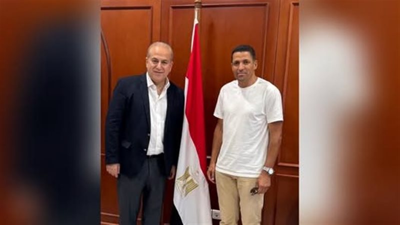 سفير مصر بالمغرب يستقبل الحسين عموتة قبل وصوله إلى القاهرة لتدريب الأهلي