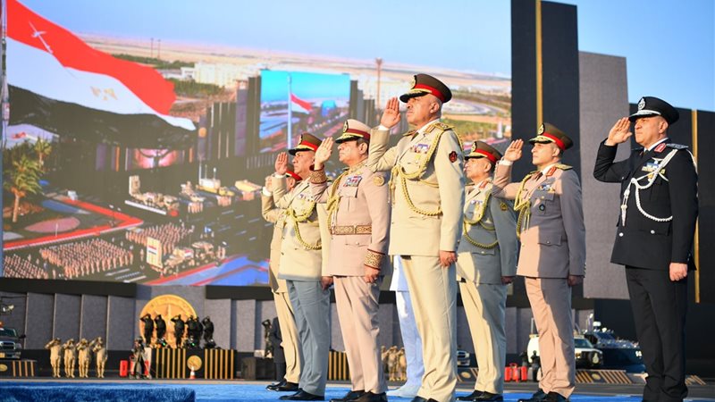 السيسي يتفقد مركز عمليات القوات المسلحة ويلتقط الصور التذكارية