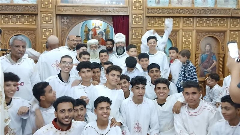 الأنبا جوارجيوس يرسم شمامسة جدد للخدمة في إيبارشية مطاي