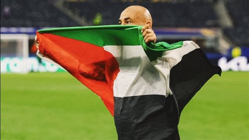 احتفال حسام حسن بعلم فلسطين يثير اهتمام الإعلام الإسباني