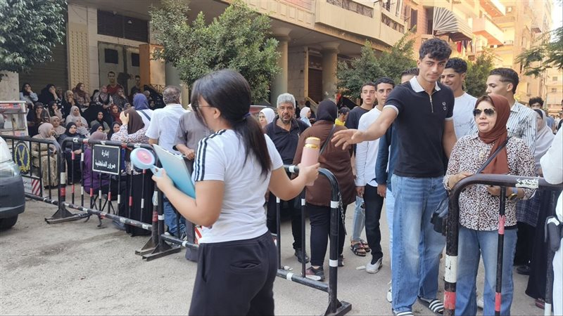 بالمراوح والمياه، دخول طلاب الثانوية العامة اللجان لأداء امتحاني الفيزياء والتاريخ بالدقهلية
