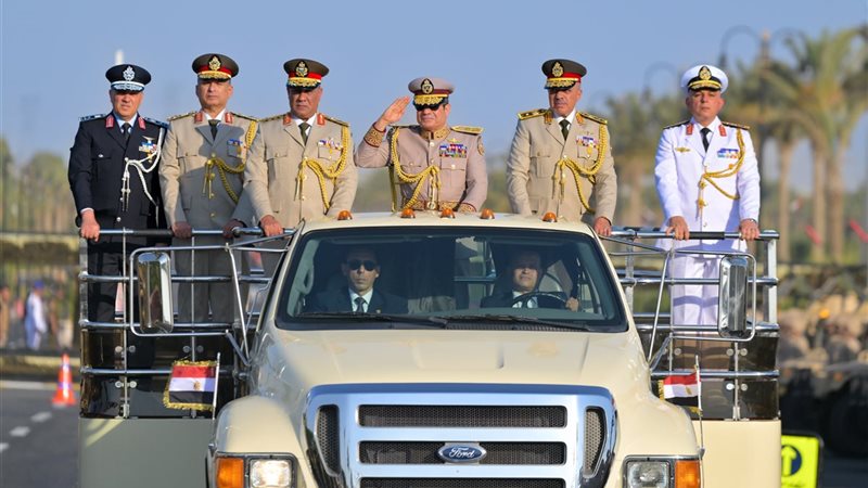 القيادة الاستراتيجية، السيسي يشهد استعراض إمكانيات أجهزة الدولة لمُجابهة الأزمات والكوارث.. يتفقد اصطفاف المعدات ومركز العمليات وجاهزية شبكات الاتصال والتعامل مع أي طوارئ لحماية أمن الوطن
