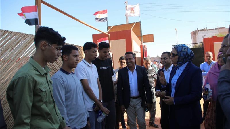 في مستهل جولتها بواحة بلاط، محافظ الوادي الجديد تتابع انتظام امتحانات الثانوية العامة (صور)
