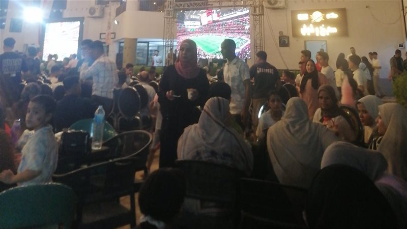 حشود جماهيرية تملأ ساحات المنيا لمتابعة مباراة مصر وأستراليا (فيديو)