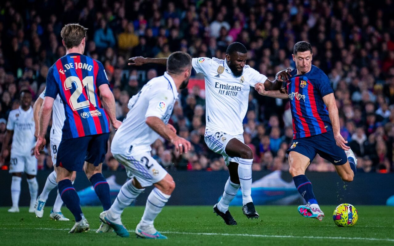 برشلونة ينافس ريال مدريد على صفقة الموسم