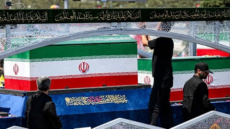بعد موكب جنائزي في طهران، نعش خامنئي يصل مدينة قم